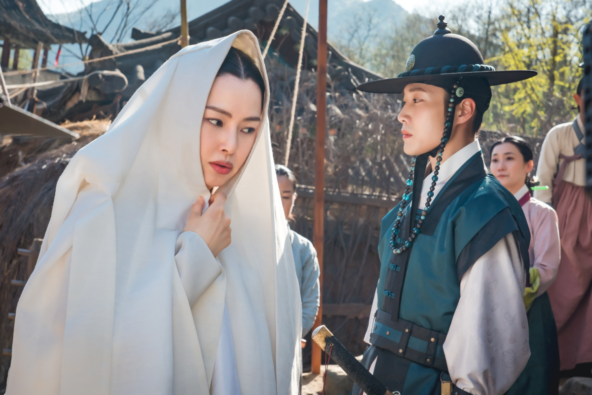 李鍾元飾演的禁衛營從事官「朴秀浩」因為寡婦「趙如花」而打破原則。