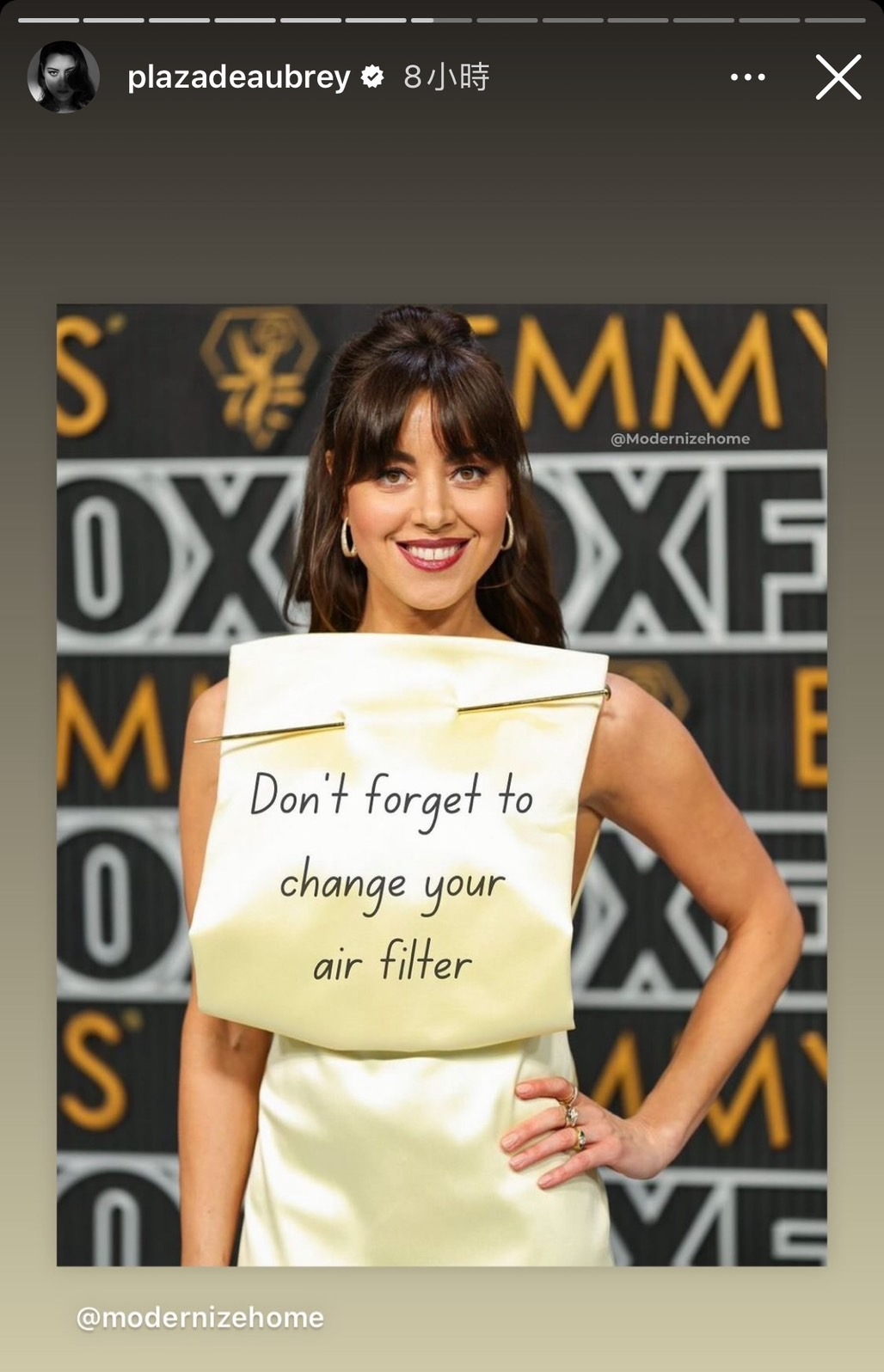 網友都認為Aubrey Plaza的禮服很像黃色便利貼