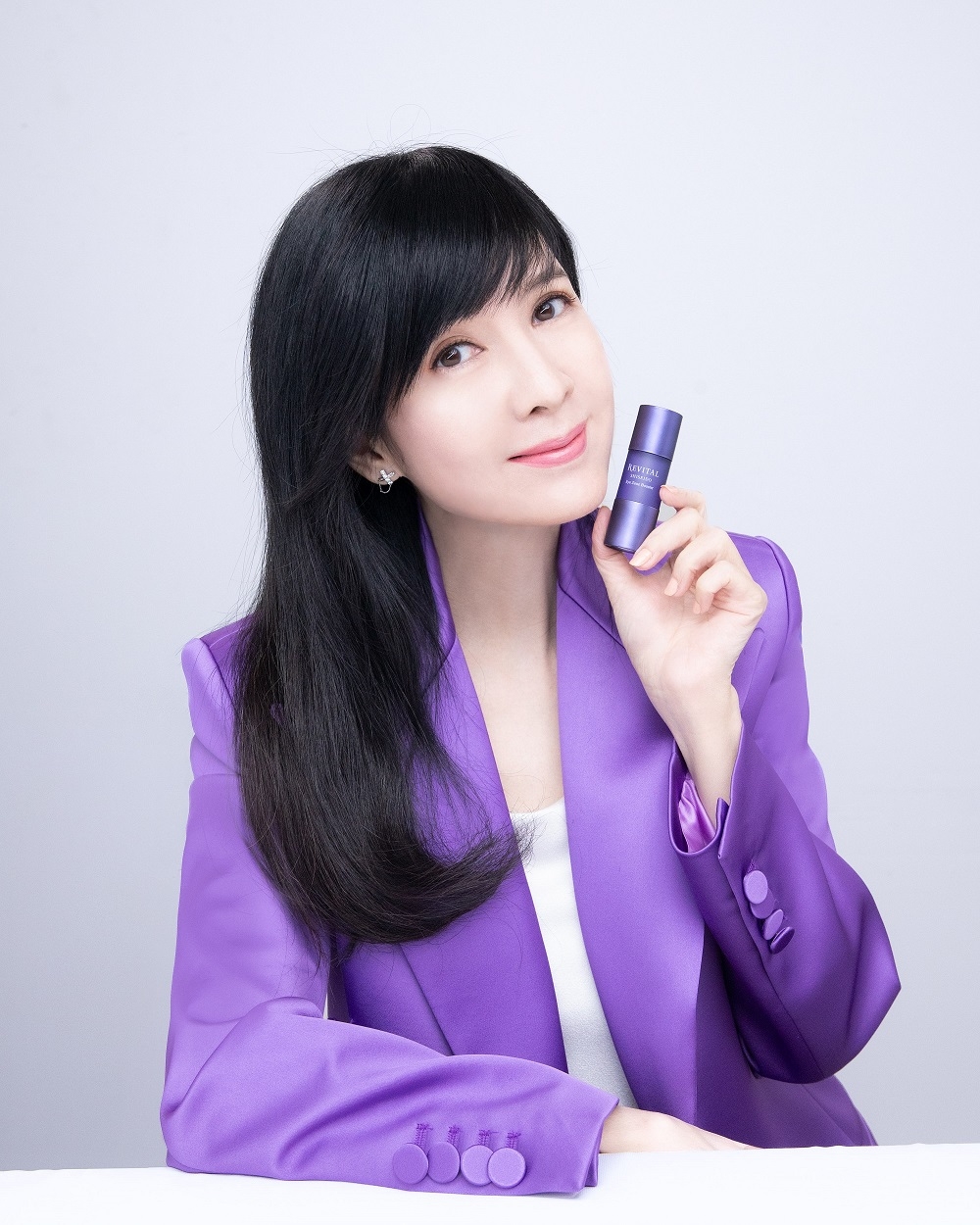 凍齡女神周慧敏美麗回歸 只靠它維持20年前緊緻美肌！ 年輕秘密就是— 最強抗老「REVITAL莉薇特麗」