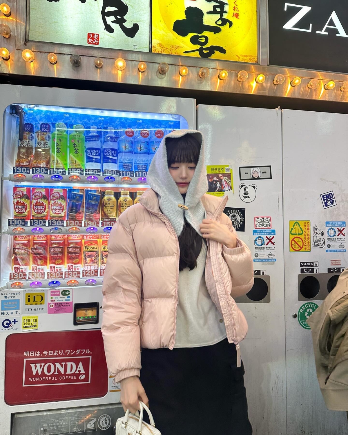 IVE張員瑛穿上粉嫩羽絨衣