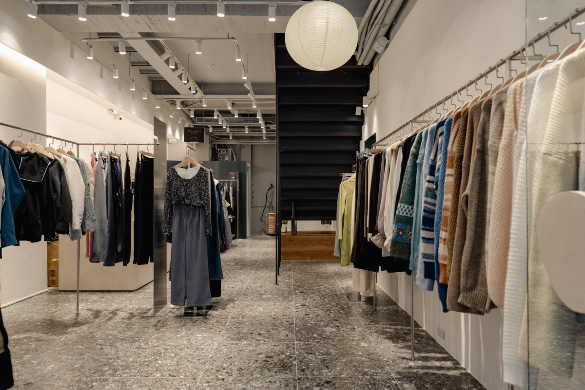 以特殊漆、仿石漆牆面與不鏽鋼展架及生黑鐵樓梯，交織出具有通透感的強烈視覺對比