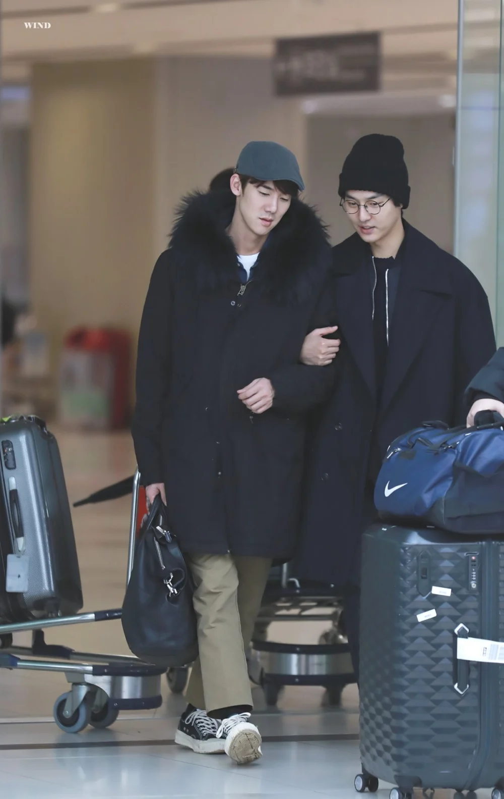 不是第一次挽手同行