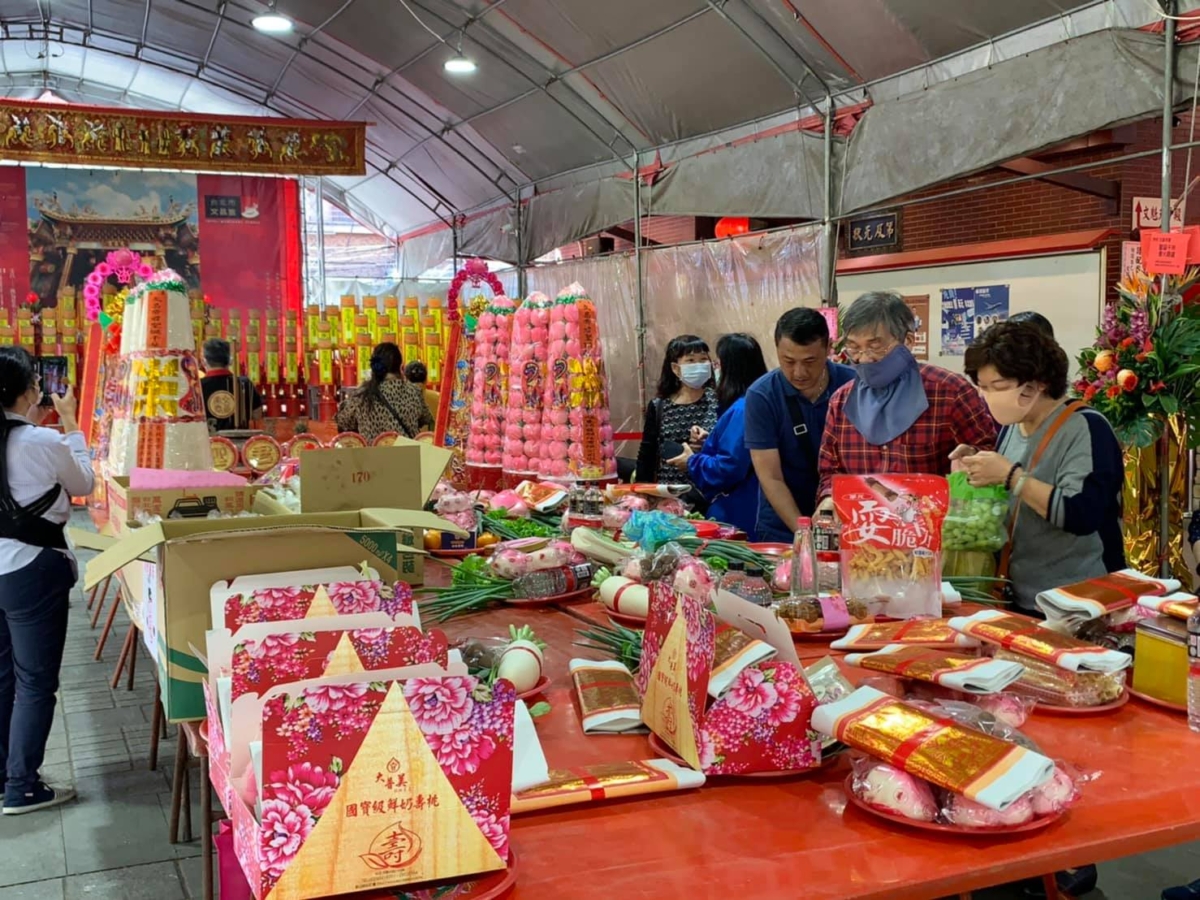 紅色供品盤主要用於擺放供品，如水果、糕餅、零食、牲禮，在台灣的廟宇、寺院、民宅中，都很常見它的身影。