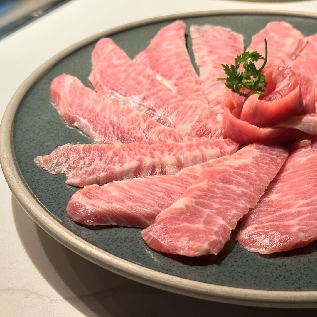 「重慶火鍋 緋花」肉品油花細緻,一點也不膩口。