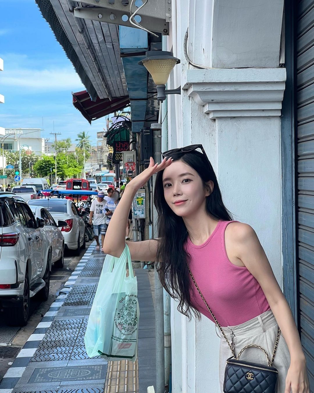 尹廈情穿搭偏好露肩裝扮。