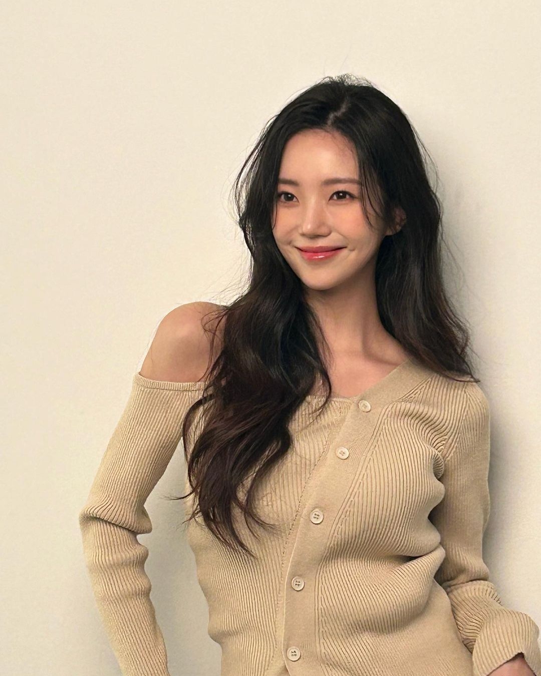 尹廈情亮眼美貌一點也不輸給女明星。