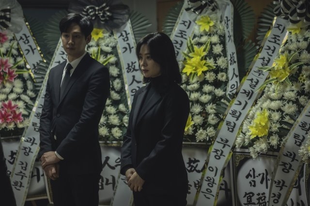 《遺贈的秘密》金賢珠、朴成勳一身黑現身靈堂,勾起觀眾懸念。