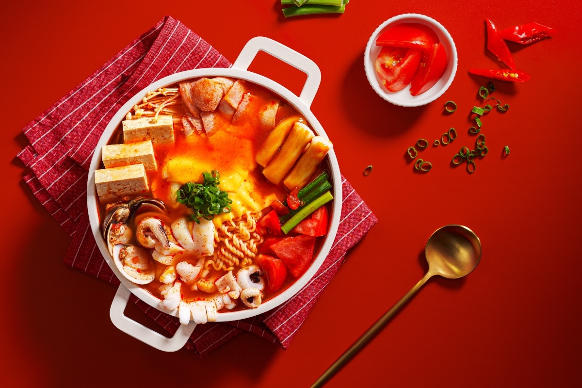 開飯川食堂冬季限定「川味部隊小砂鍋」好評熱賣中。