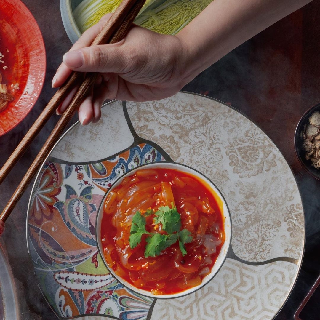 「酸辣涼粉」粗厚涼粉吸飽麻辣湯汁酸辣帶勁。