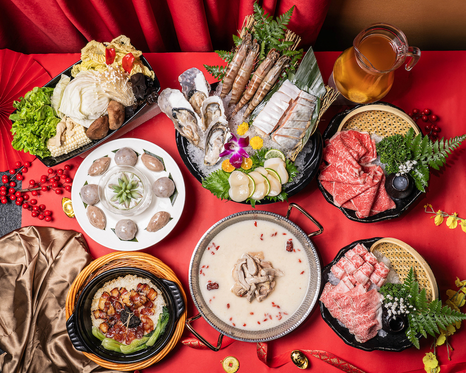 撈王鍋物料理「祥龍迎春海陸套餐」,集結宮廷御膳的帝王級鱘龍魚,搭配世界頂級日、澳A5等級三款和牛、日本干貝與帶殼牡蠣等珍稀食材,搭配撈王匠心手作菜品爆漿手打蝦丸、藤椒脆丸、松露煲仔飯。