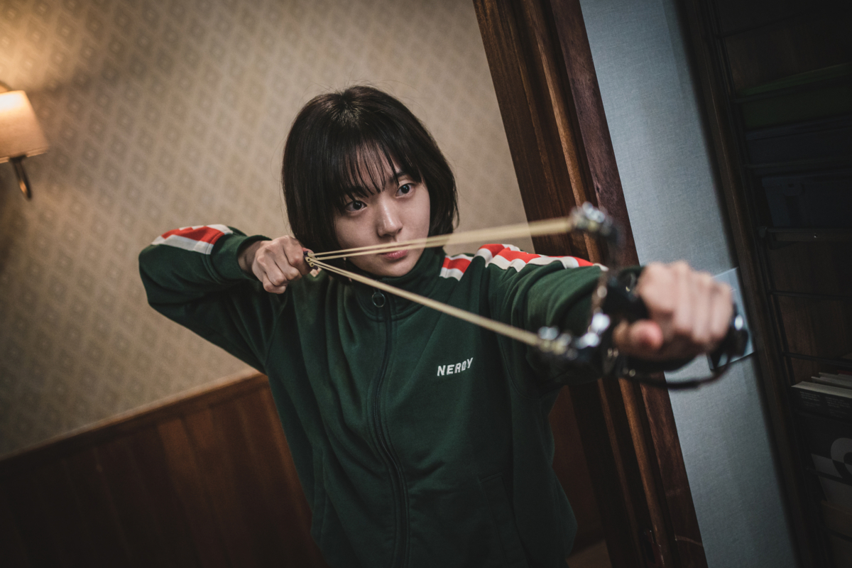 金慧峻《殺人者的購物中心》飾演鄭智安,居然用彈弓對抗槍