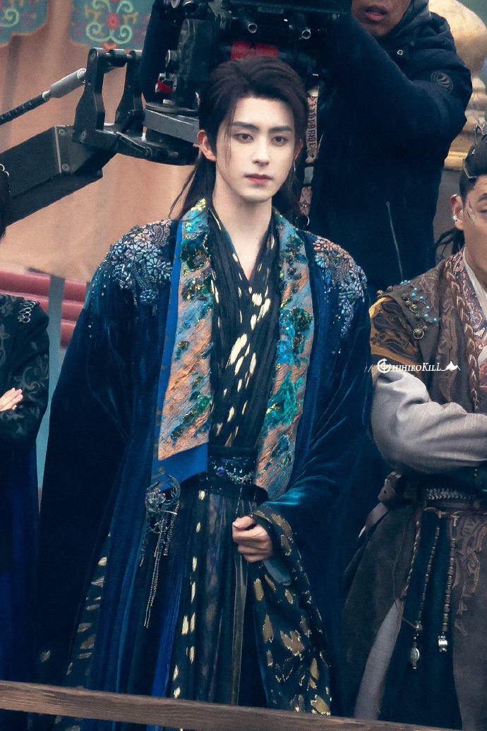 敖瑞鵬《白月梵星》當中飾演妖族大神「梵樾」。