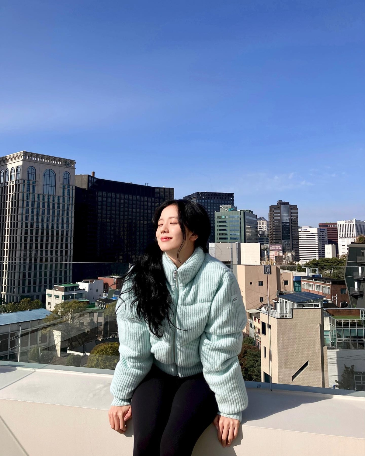 BLACKPINK JISOO 穿上alo羽絨衣