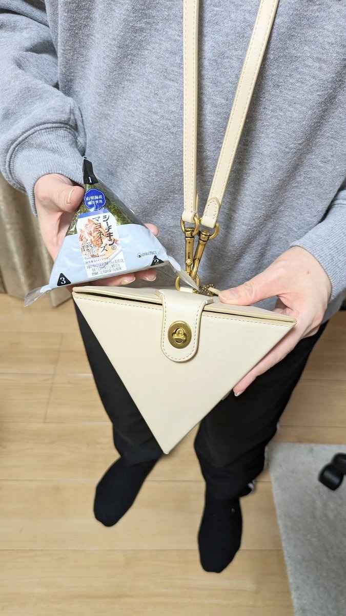 日本女孩經過多日破解，發現超商御飯糰最適合這個包包