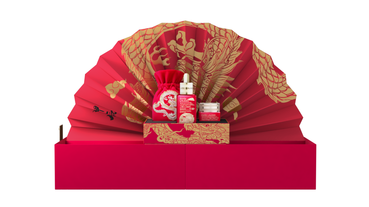 雅詩蘭黛黑鑽尊榮會員獨享只送不賣「祥龍獻瑞禮盒」，1月1日～2月13日回櫃即可免費領取，明星小棕系列、發財金與紅包袋一應俱全！作為家中擺設無敵吸睛，超實用收納空間放置年節糖果餅乾應景滿分！