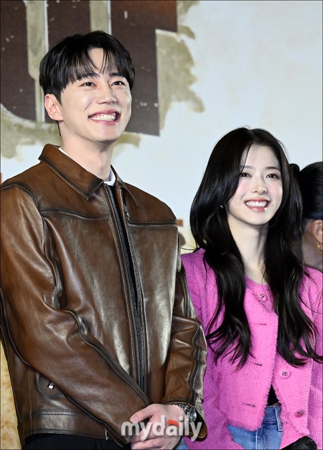 《烏有之地》試映會現場盧正義就站在李濬榮身旁。