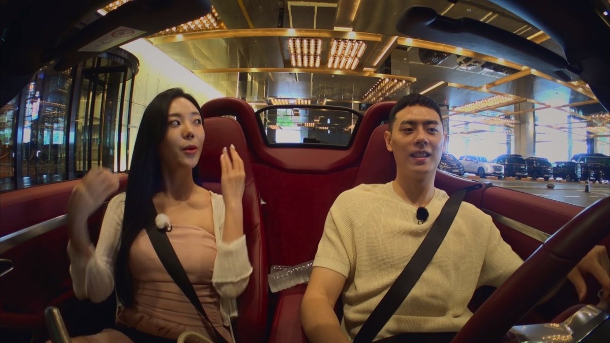 「小狐狸」尹廈情和「渣男」李官熙過往互動吵吵鬧鬧，猶如歡喜冤家。