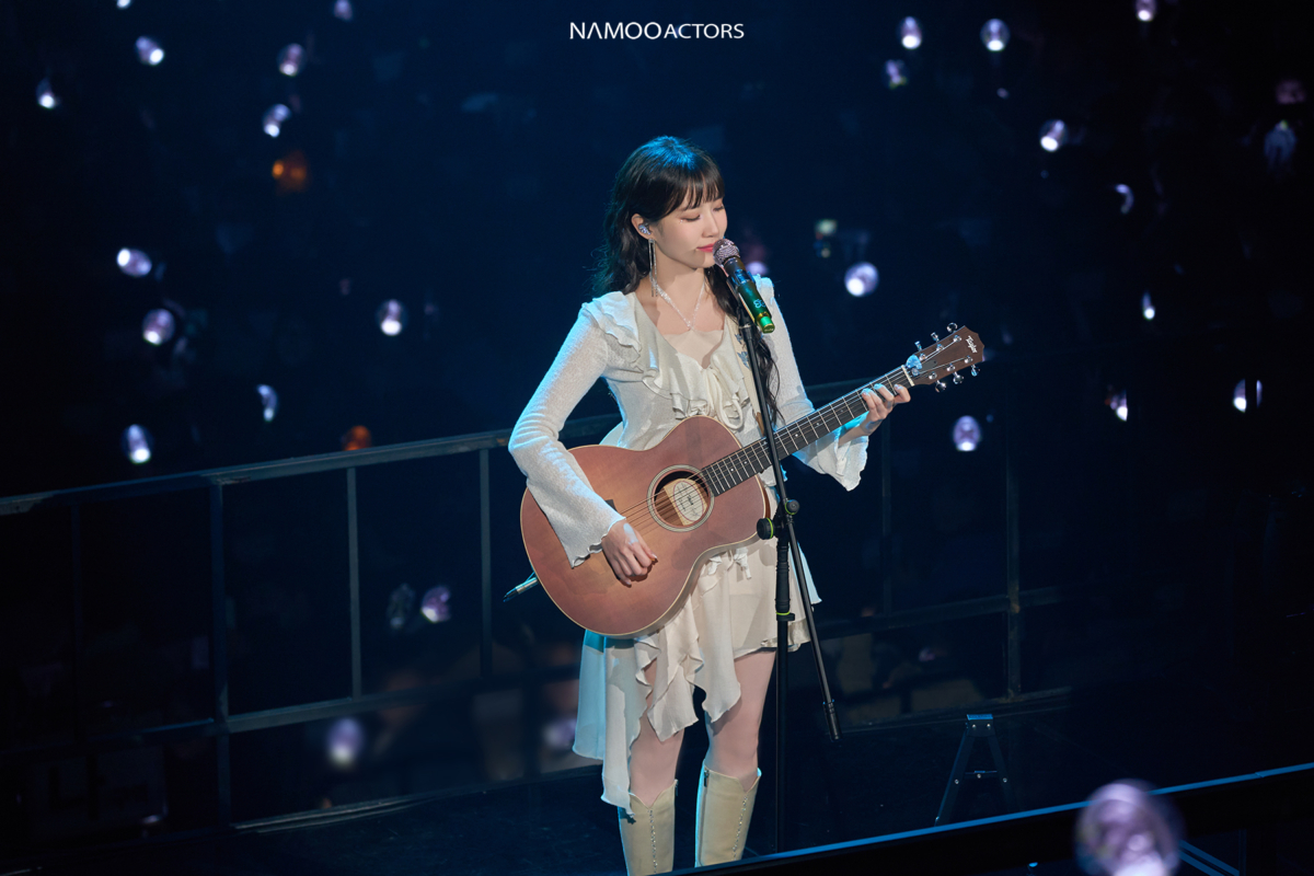 朴恩斌在《恩斌NOTE:DIVA》演唱會上自彈自唱。