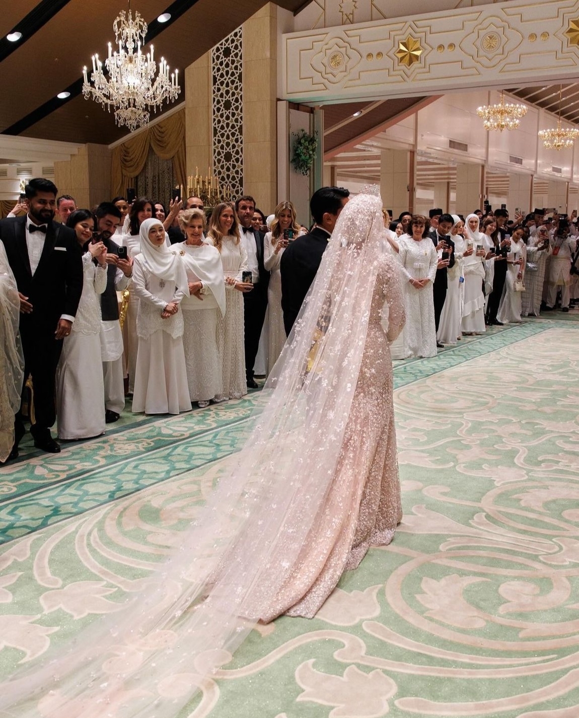 汶萊因為盛產石油和天然氣,汶萊王室相當富裕