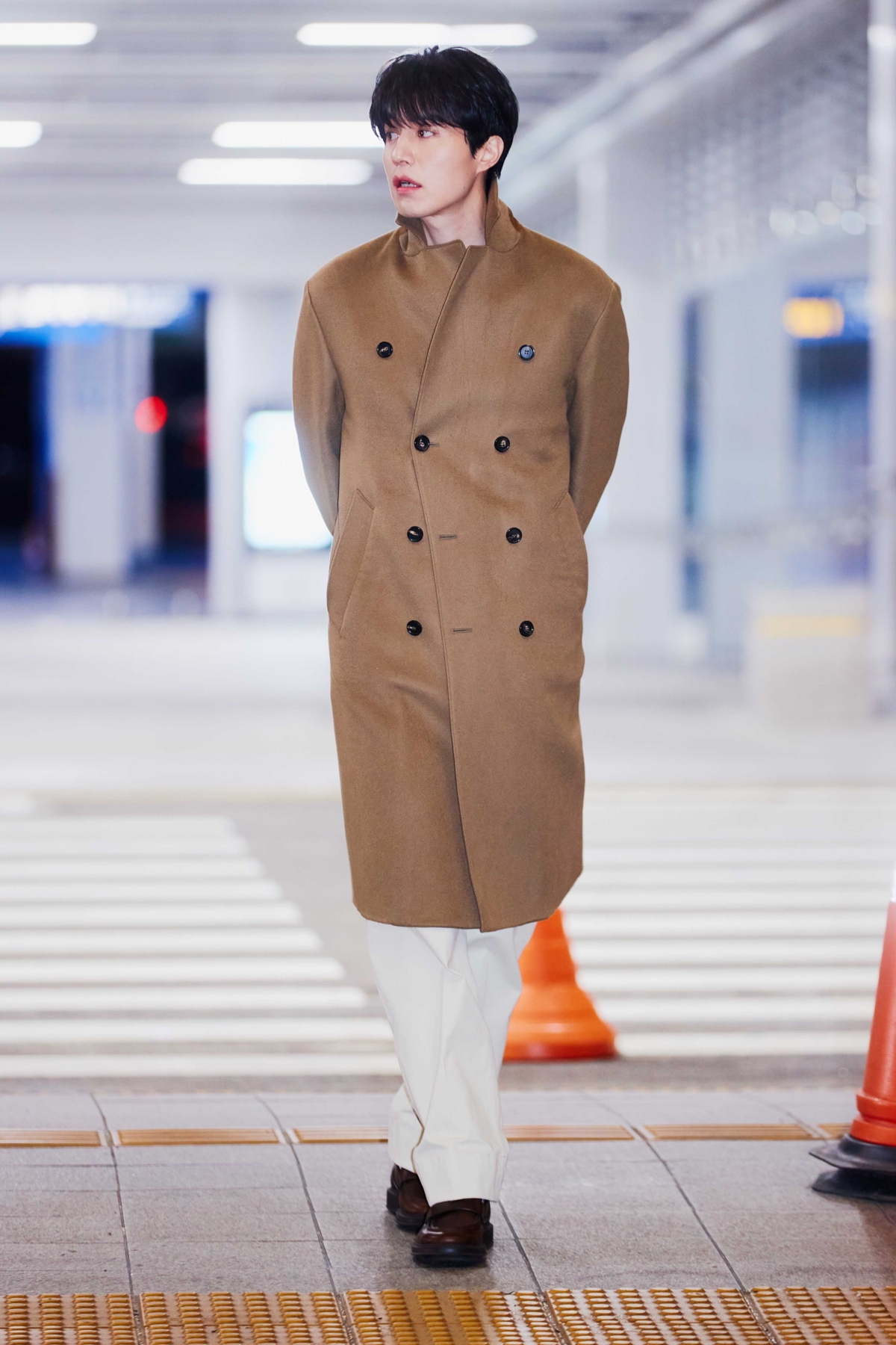 帥氣現身的李棟旭身穿Loro Piana “Winton” 大衣