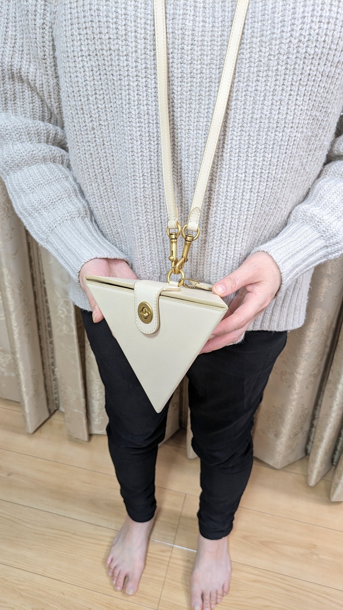 日本女孩人生第一次花大錢買Coach福袋，卻抽中三角型的包包