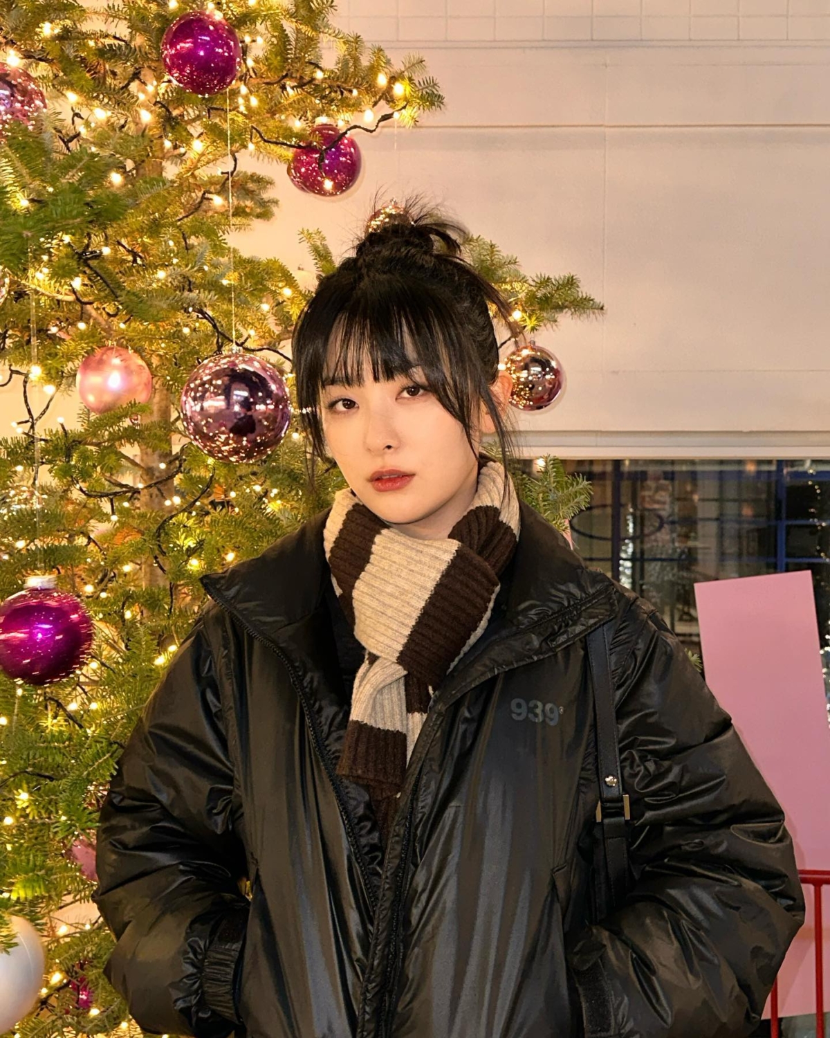 Red Velvet 瑟琪以工裝牛仔褲搭配羽絨衣