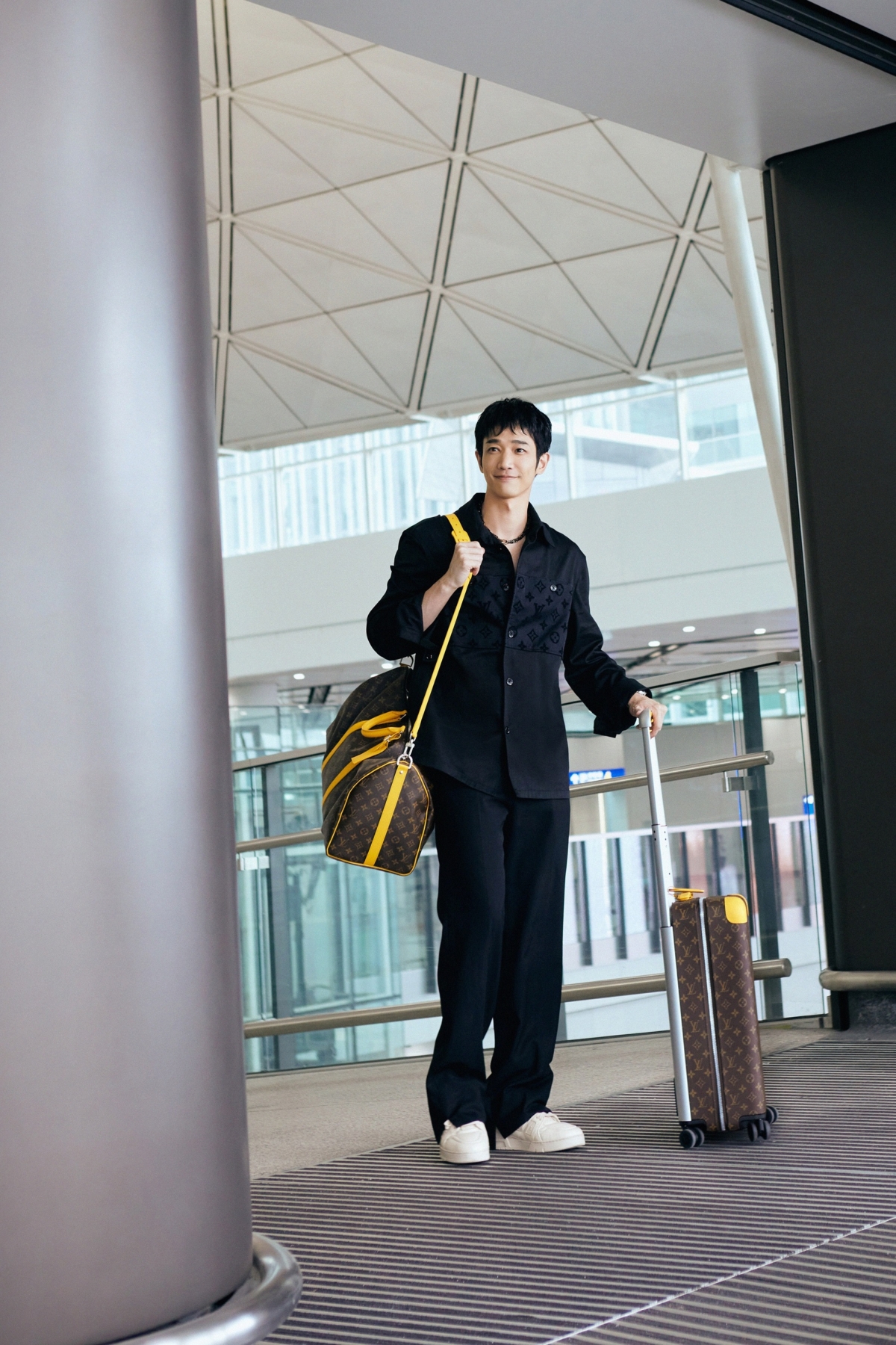 劉以豪搭配 LV Colormania系列黃色滾邊Horizon 行李箱與Keepall 旅行袋