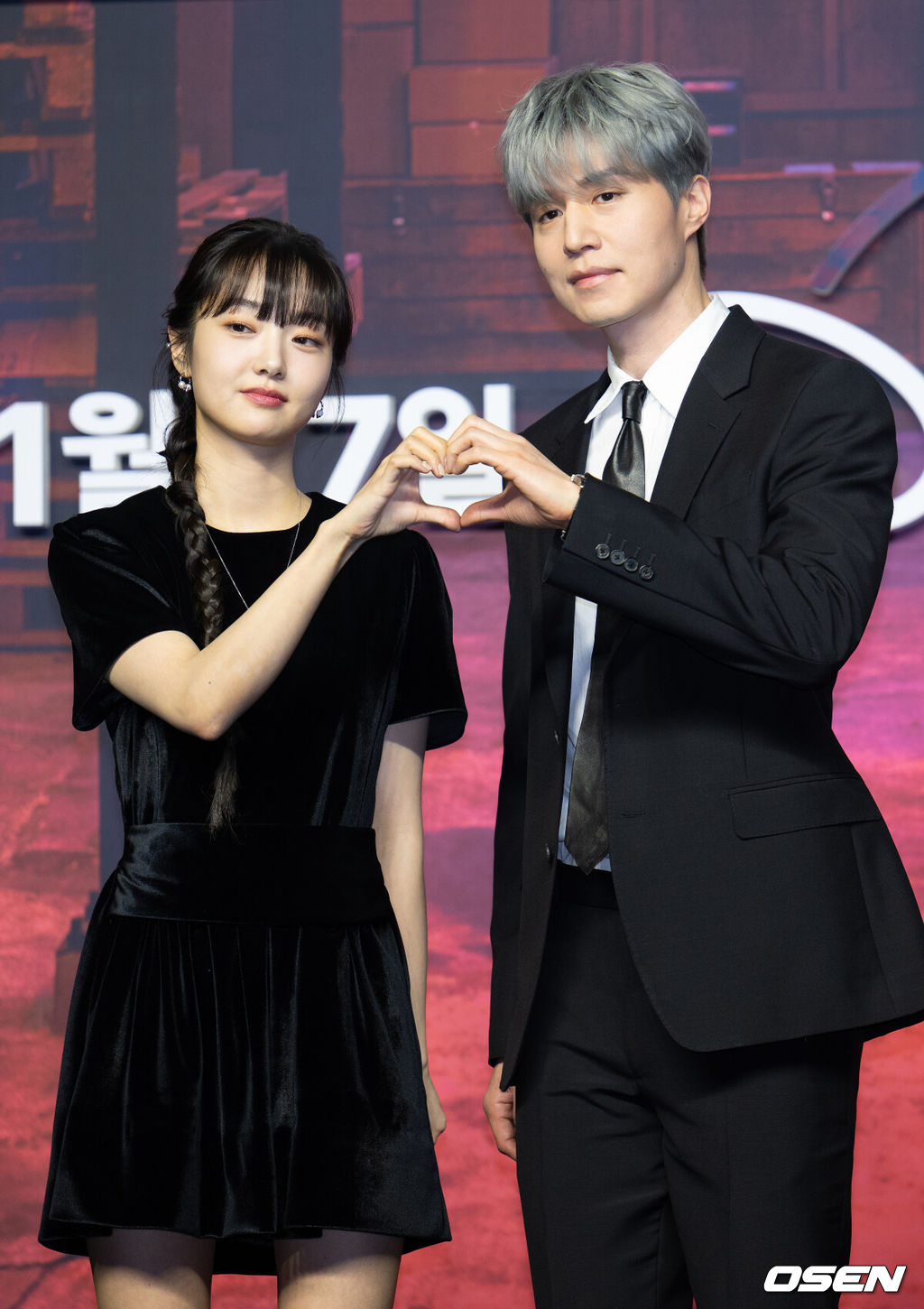 李棟旭飾演的是經營可疑購物中心的叔叔「鄭進灣」；金慧峻則飾演他的侄女「鄭智安」