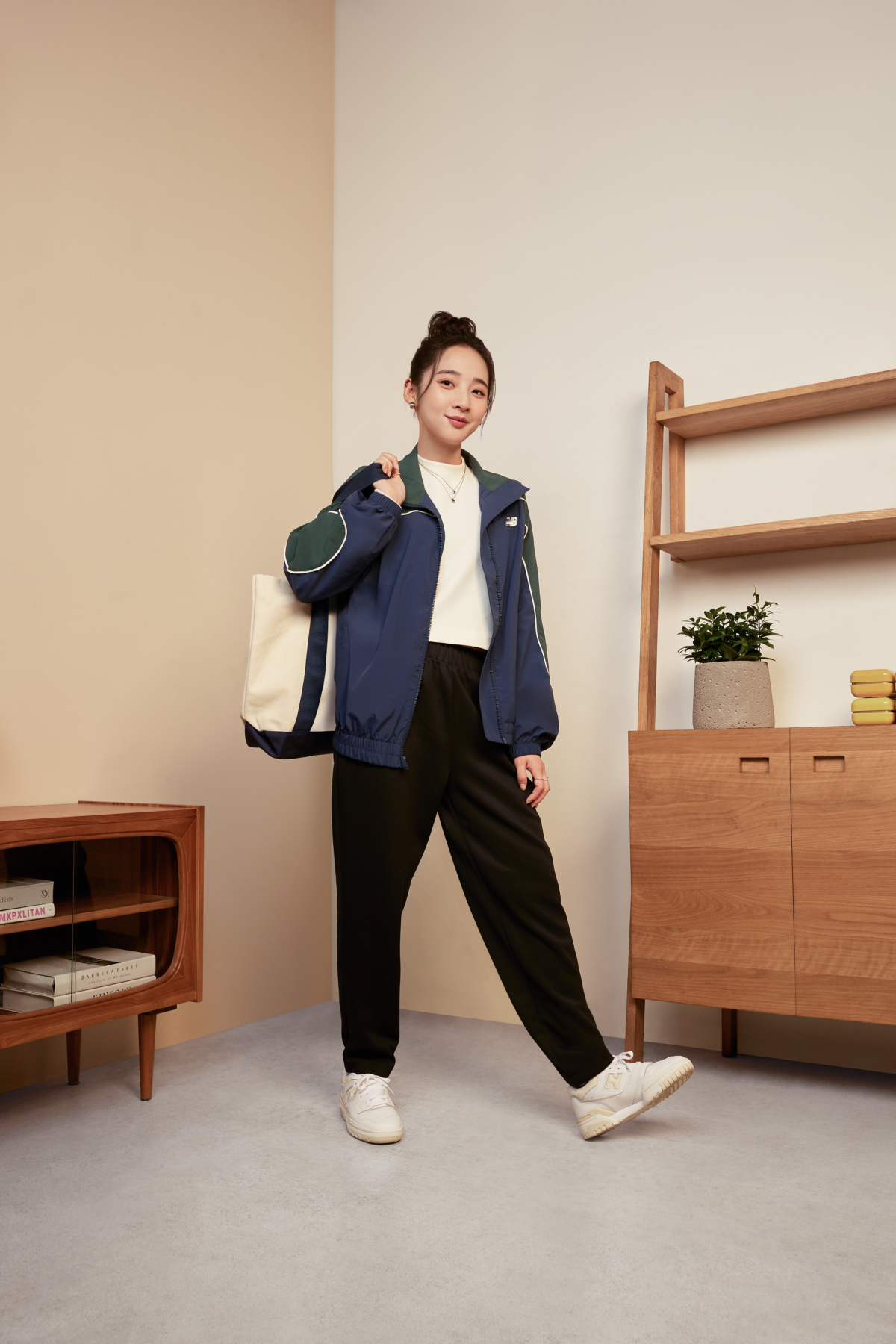 李沐換上清爽白色拼接奶白色「N」徽標的550