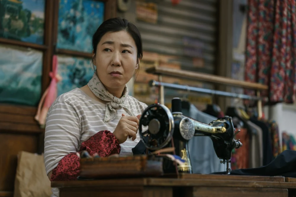 羅美蘭飾演因一通電話失去全部財產的平凡市民「德熙」