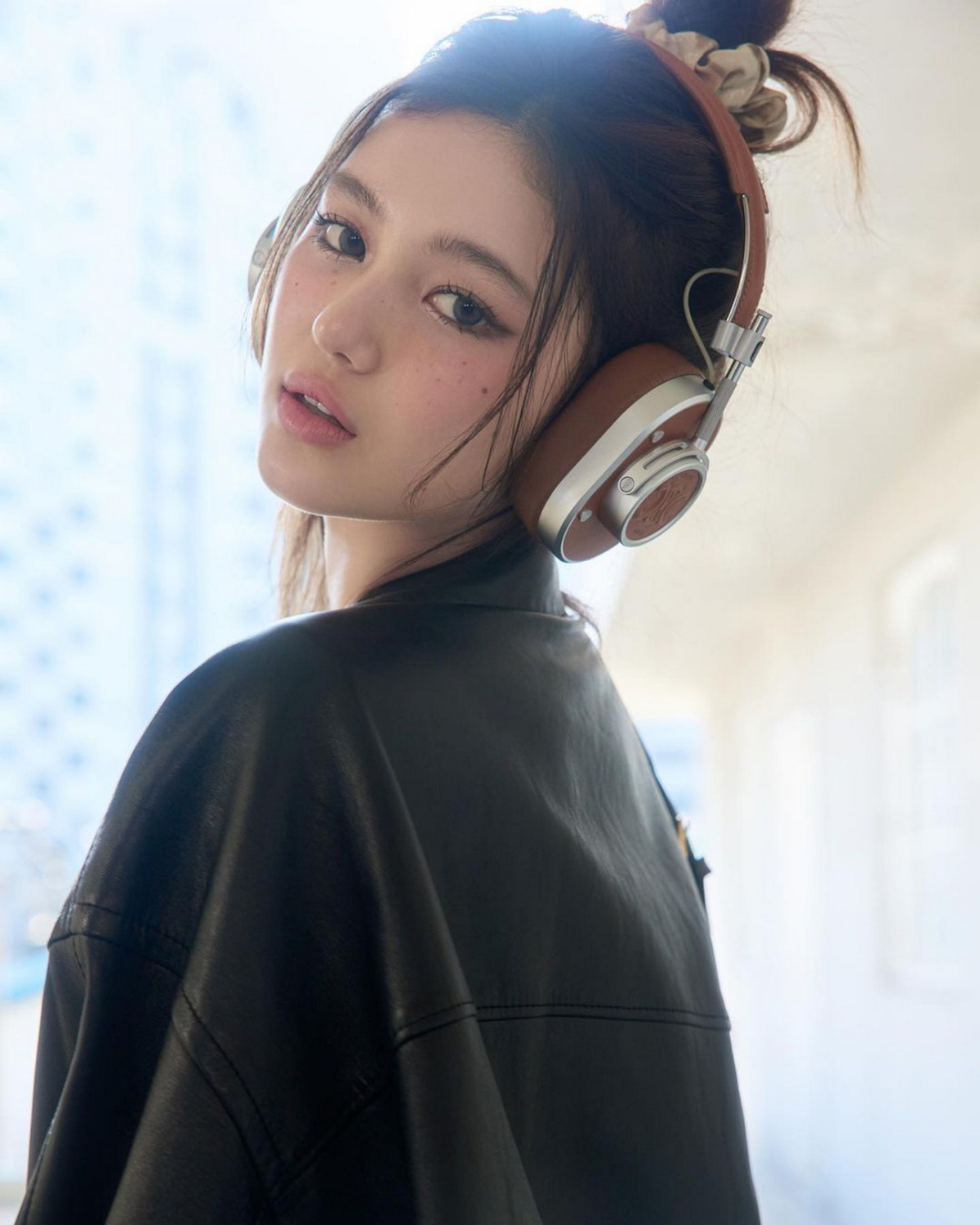 NewJeans Danielle 配戴棕銀色TRIOMPHE壓花天然牛皮革耳機