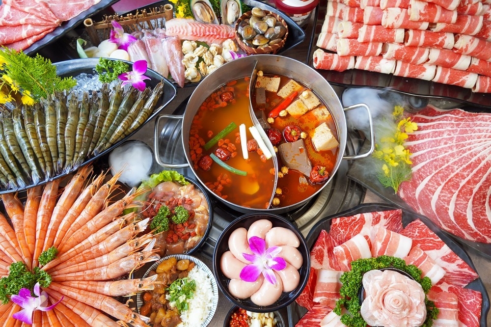 微涼的1月天,不如邀請壽星一起來品嚐海陸火鍋大餐吧!