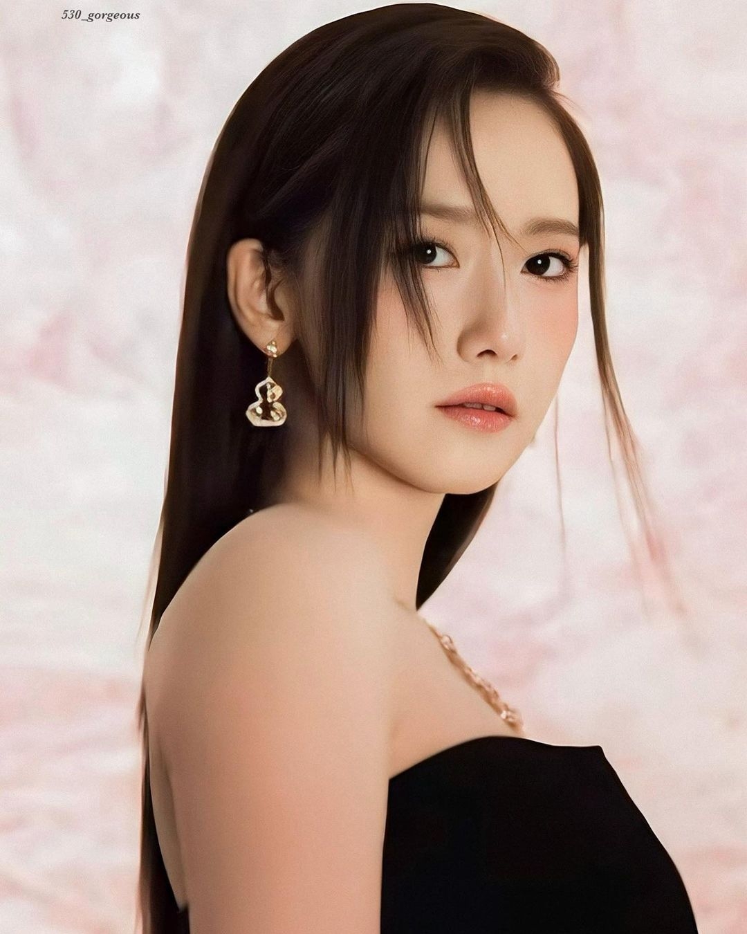 擁有清純美貌的潤娥被譽為是少女時代的中心。