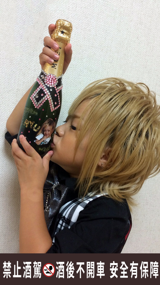 日本「4歲小牛郎」結城琉雅慶生時被媽媽送香檳,引起非議