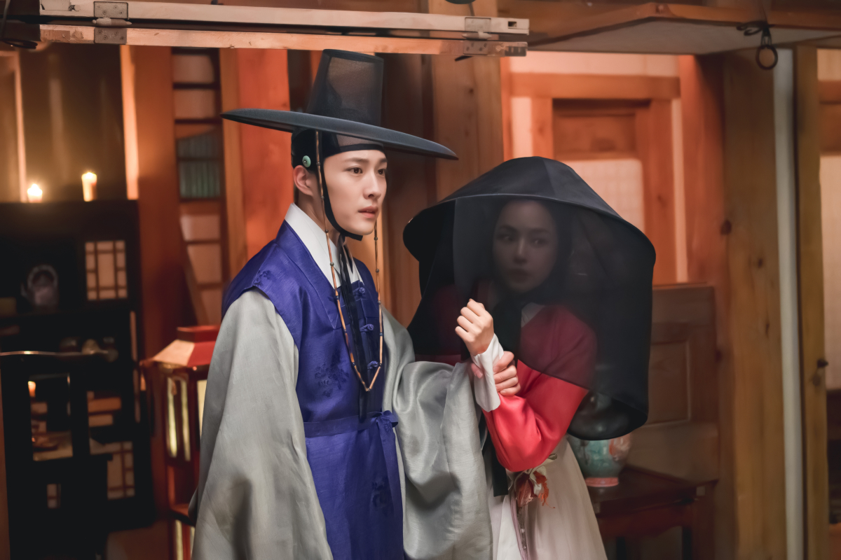 李荷妮、李鍾元在《夜晚盛開的花》首搭組成歡喜冤家。