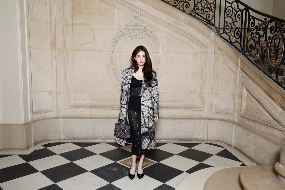 Dior品牌大使韓韶禧身穿 Dior 2024 春夏系列印花外套,搭配黑色針織上衣和裙子作為嘉賓出席