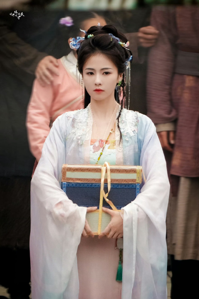 白鹿在《白月梵星》當中飾演將軍府么女「白爍」。