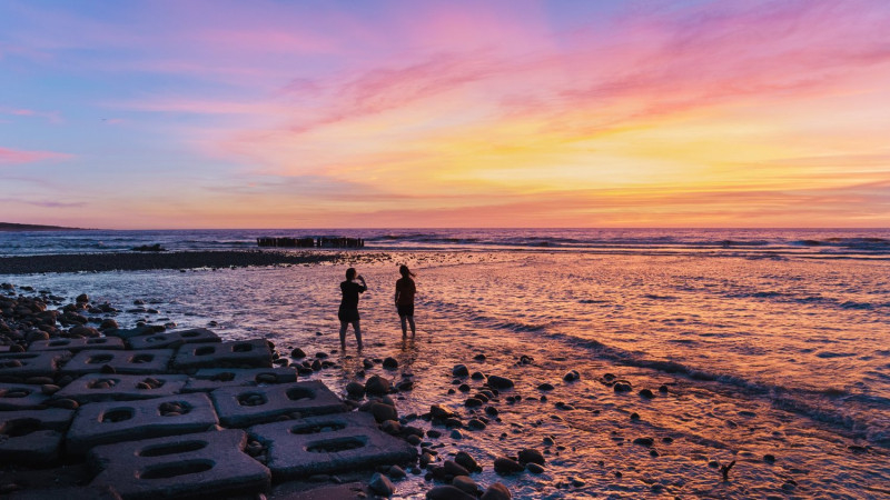 竹圍漁港豬鼻子沙灘、竹圍漁港沙灘區的夕陽美景令人心醉，曾在Instagram上爆紅。