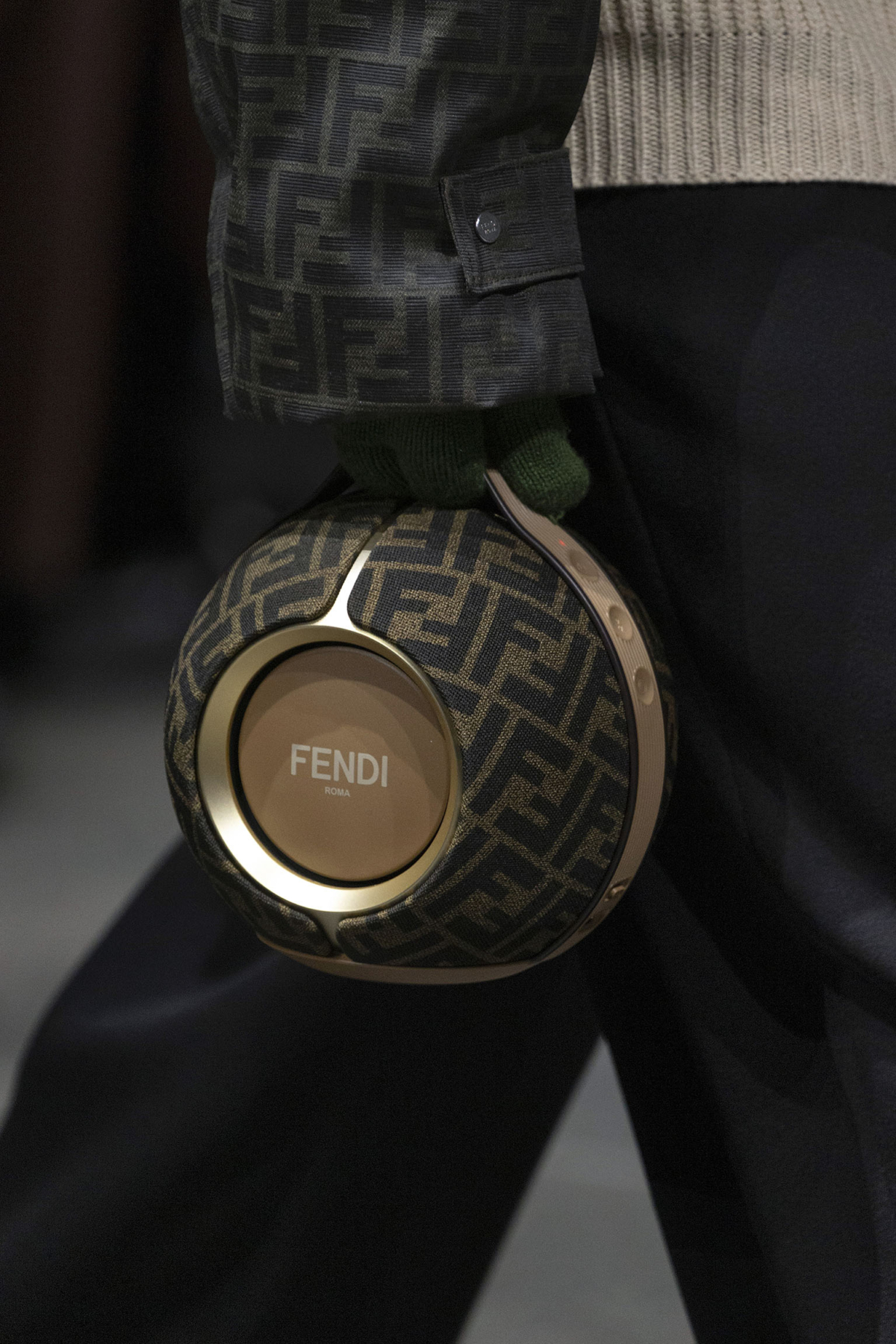 2024-25 秋冬男裝系列推出了 FENDI x DEVIALET Mania 便攜式手持擴音器