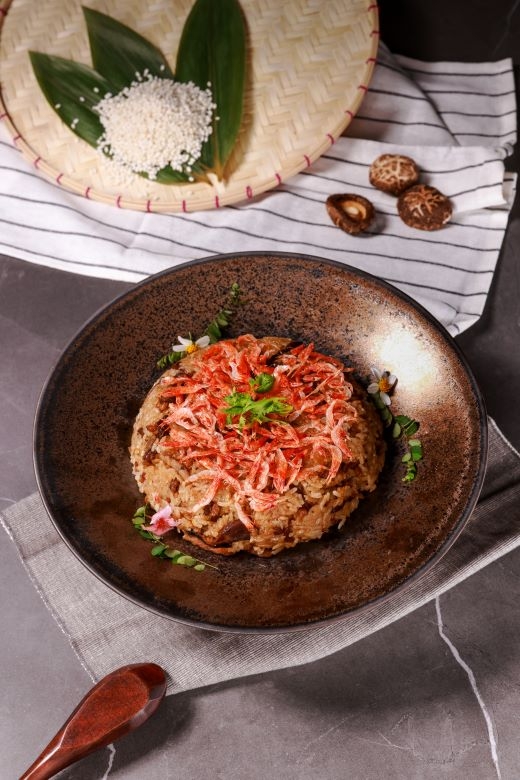 花蓮遠雄悅來大飯店龍騰虎躍小資年菜中的招牌料理：宜蘭櫻花蝦米糕，讓人吃巧也能吃飽。