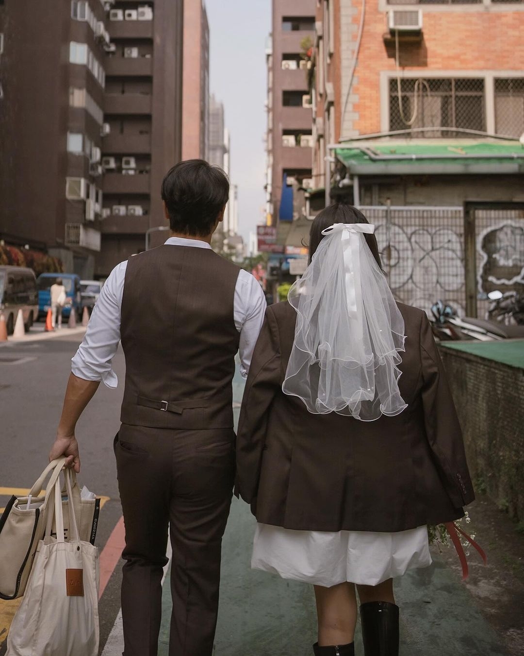 趙筱葳在台北街頭拍攝婚紗照