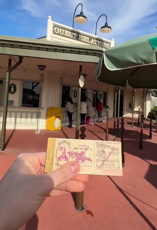 美國男子憑著「46年前」發售的迪士尼通行證趣售票亭詢問
