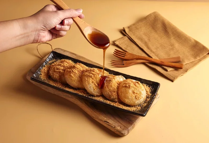 「流沙白糖粿」搭配花生粉、紅糖甜蜜滋味，讓人心花開。