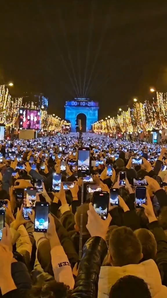 2024巴黎凱旋門煙火的人潮