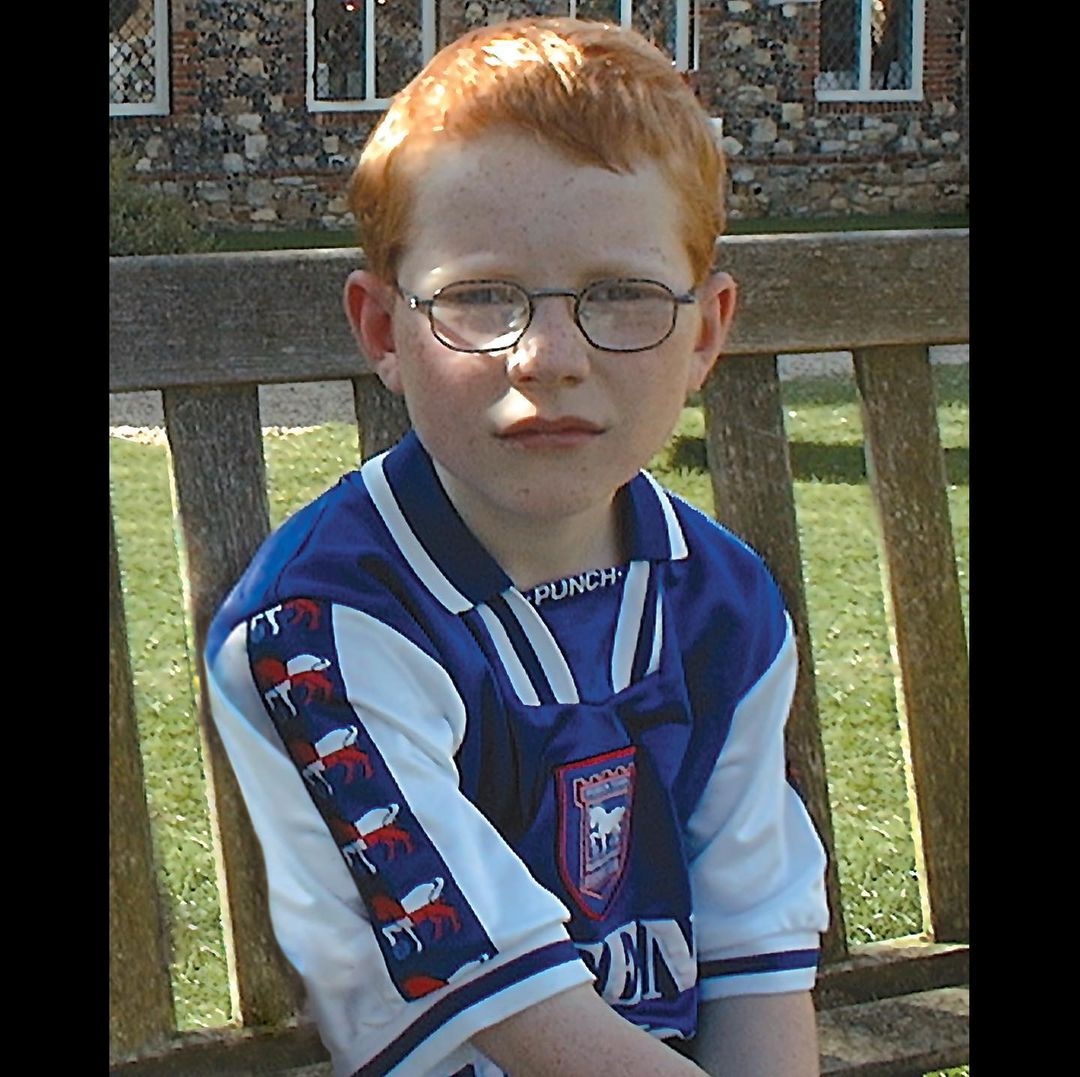 紅髮艾德小時候的模樣。