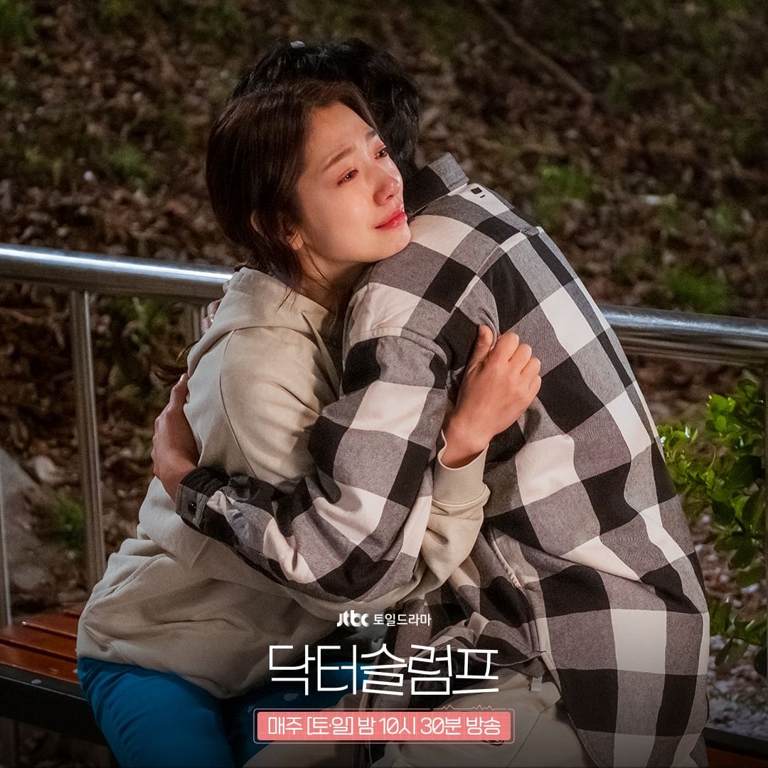 遭遇挫折的「南荷娜」抱著同處人生低谷的「余正宇」落淚。