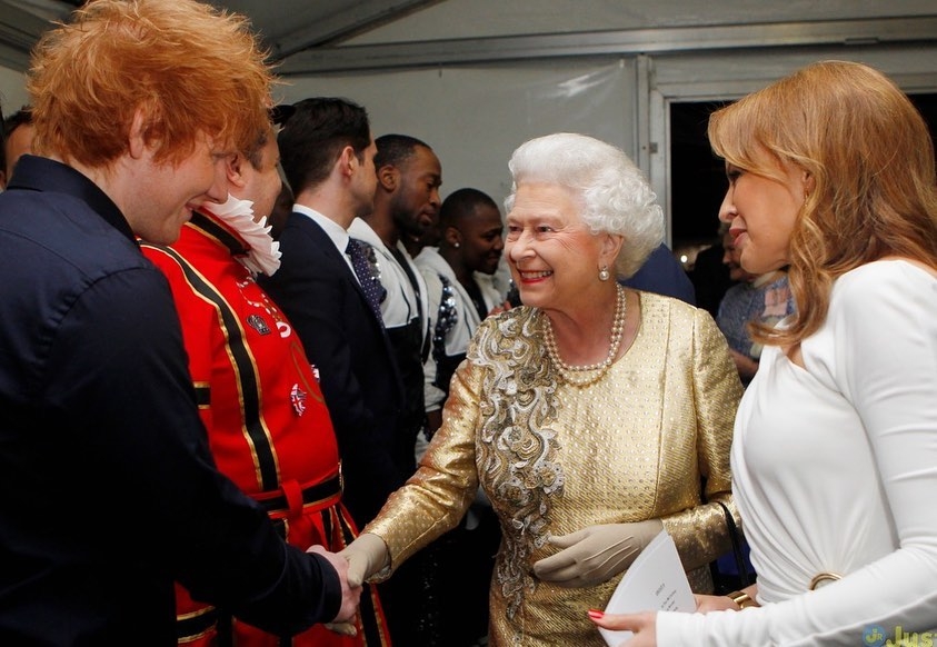 紅髮艾德與英國女王同框的珍貴畫面。