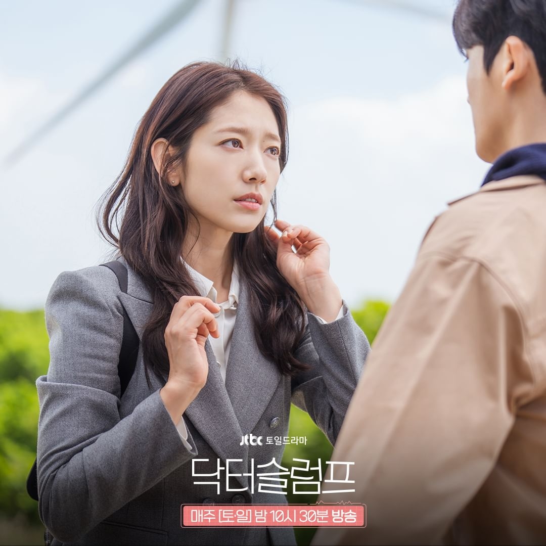 朴信惠飾演的「南荷娜」個性總是堅持努力，不肯服輸。