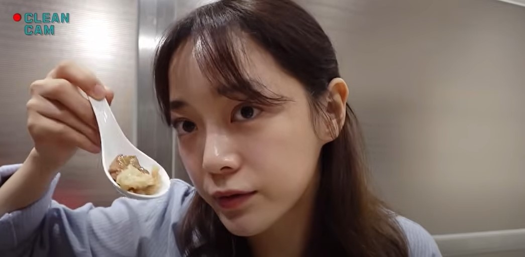 金世正在台南餐廳用餐,對台式料理讚不絕口。