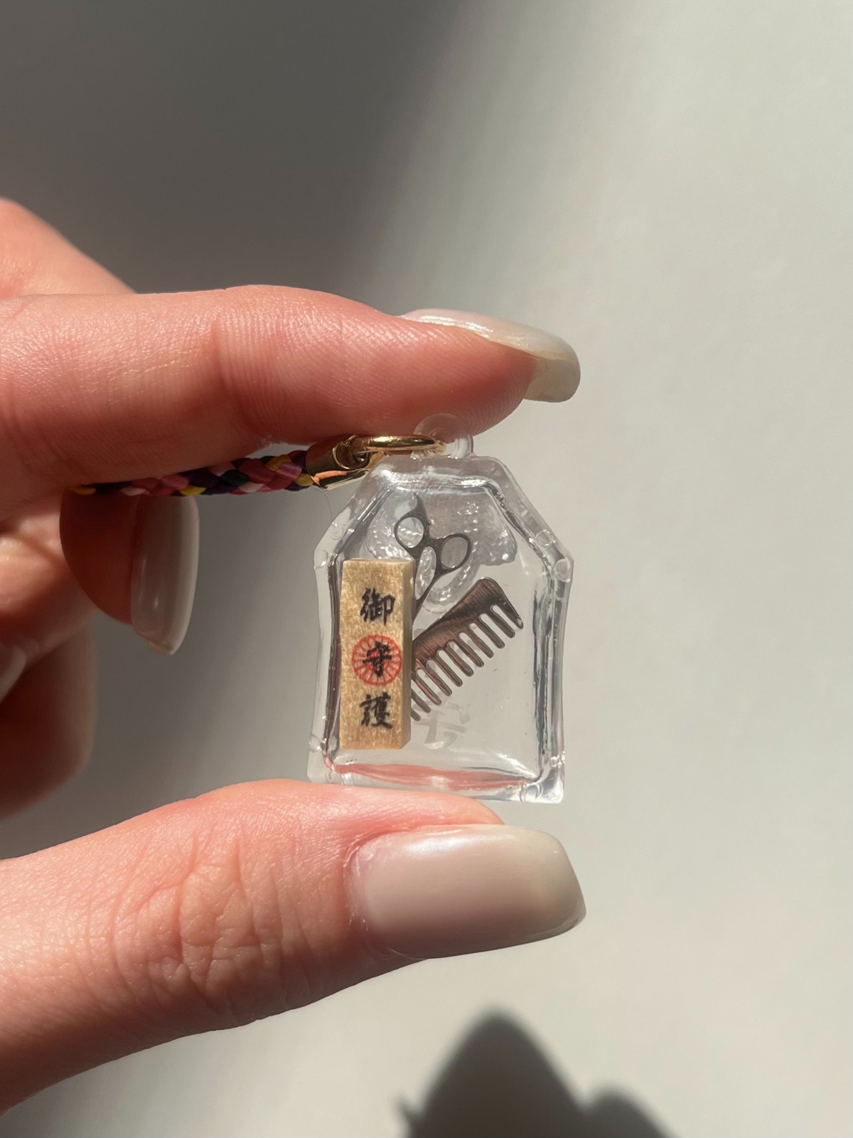 御髮神社的御守,裡面有著迷你版的梳子和剪刀